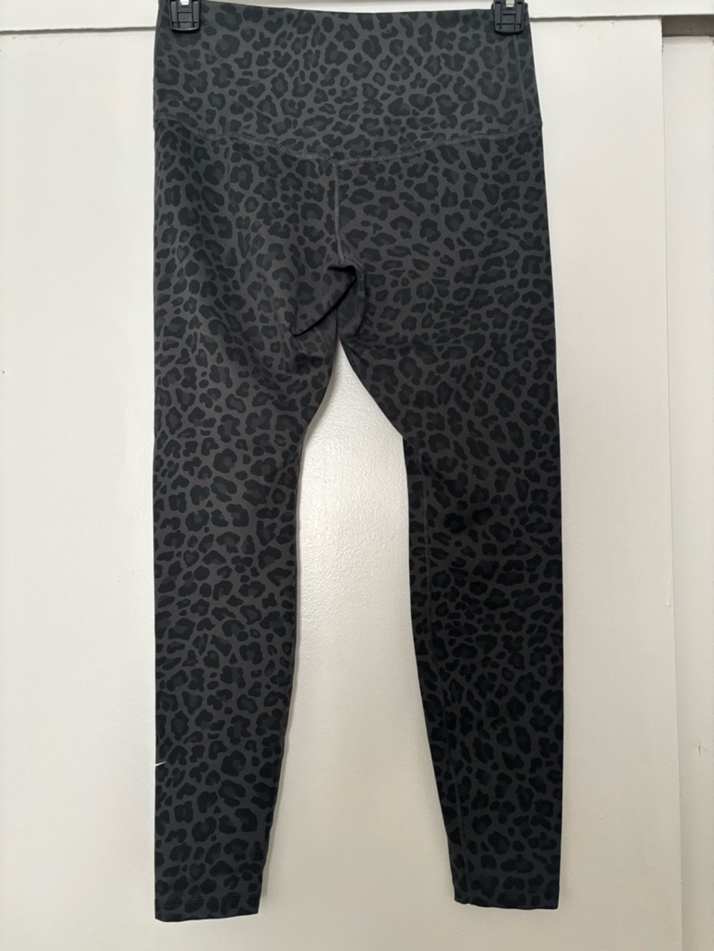 Nike Dri Fit Black & Charcoal Leopard Print Women’s Leggings Medium - Picture 3 of 7